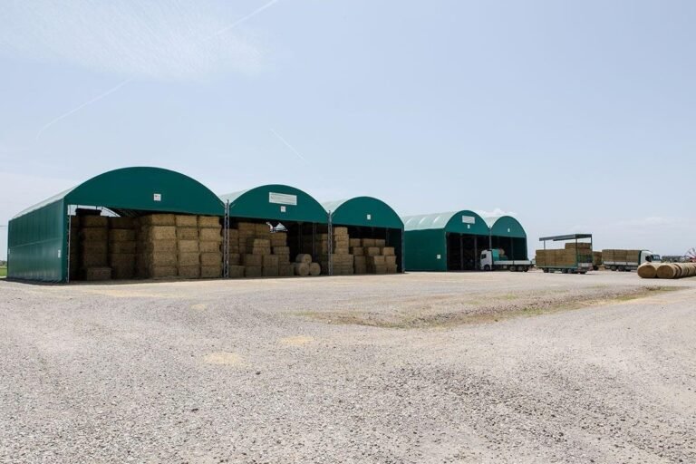 Galpões para armazenar o feno