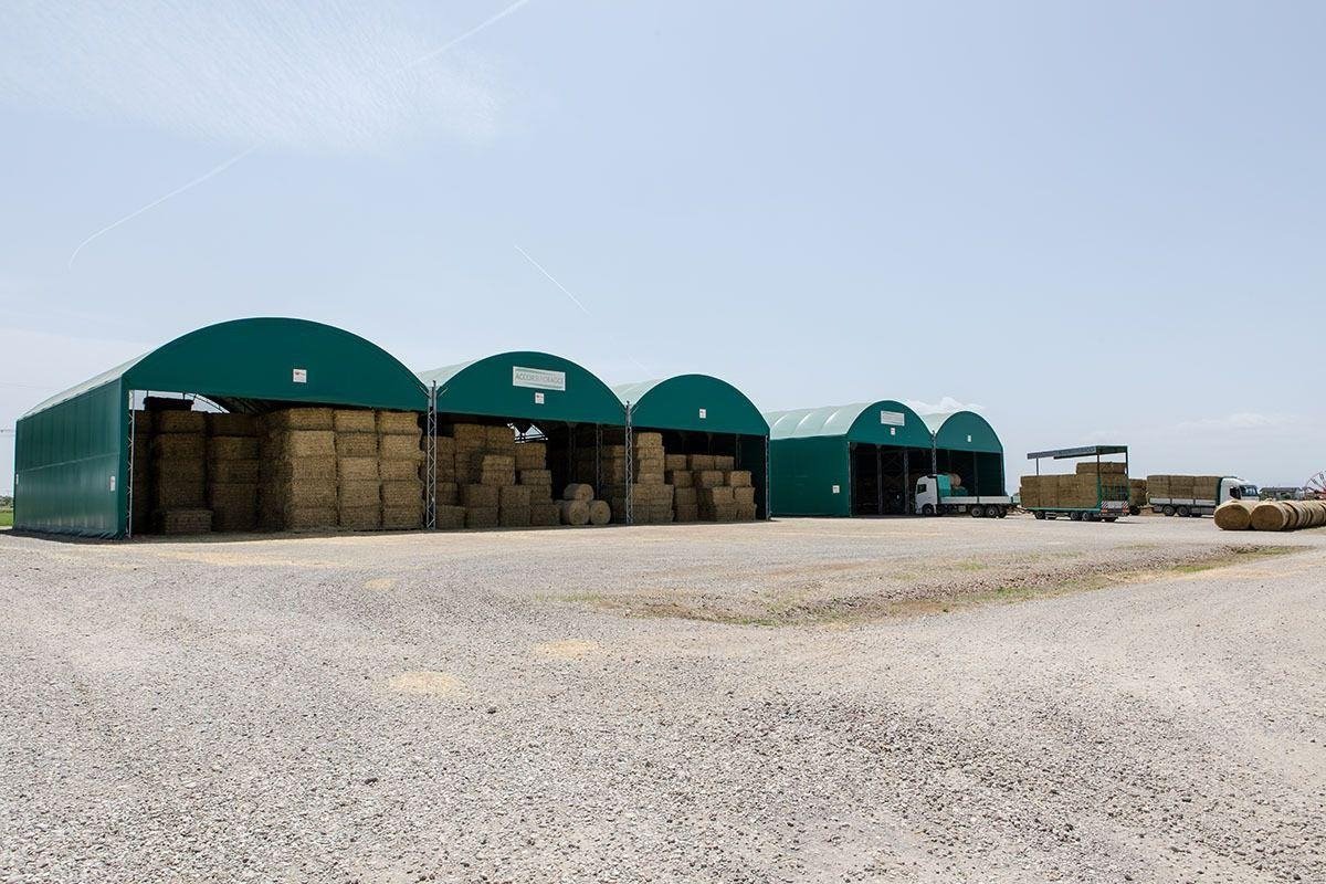 Galpões para armazenar o feno