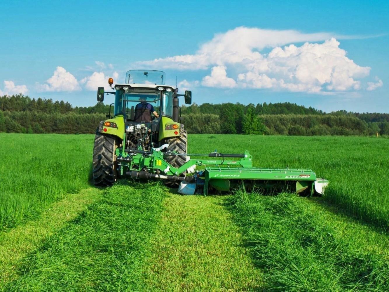 Segadeira para trator Agroforn em operação no campo, cortando forragem com precisão. Equipamento robusto, ideal para fenação eficiente e alta produtividade rural.